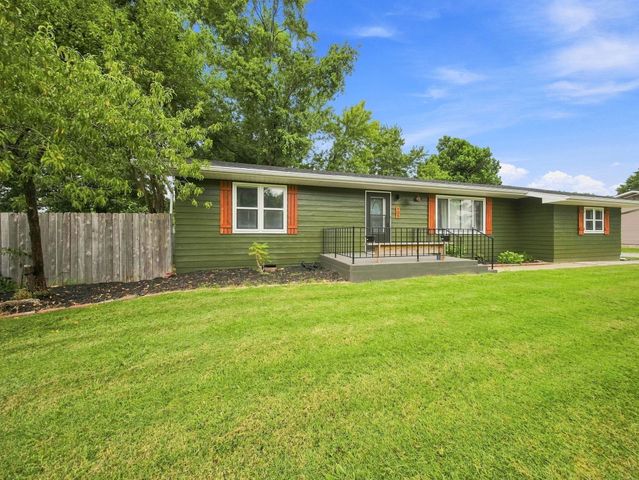 105 E Meadowbrook Avenue, Clever, MO 65631