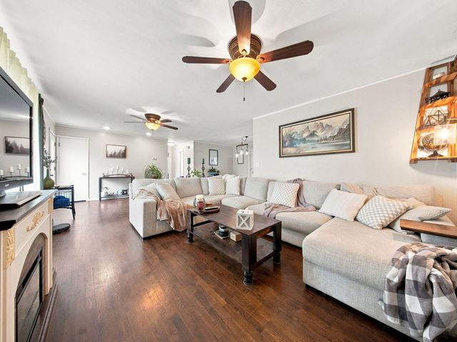 105 E Meadowbrook Avenue, Clever, MO 65631