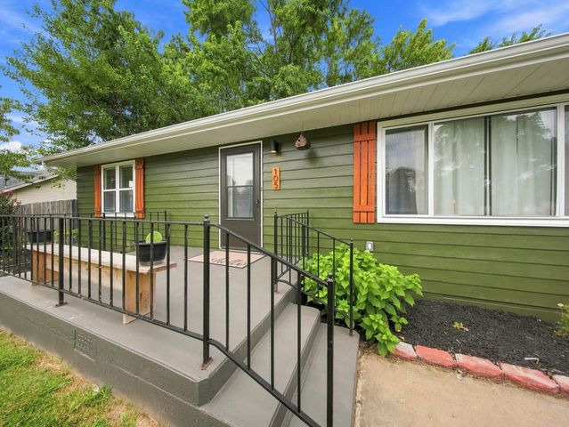 105 E Meadowbrook Avenue, Clever, MO 65631