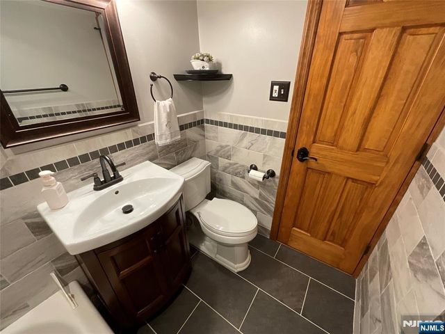 321 Thomas Avenue, Lyndhurst, NJ 07071