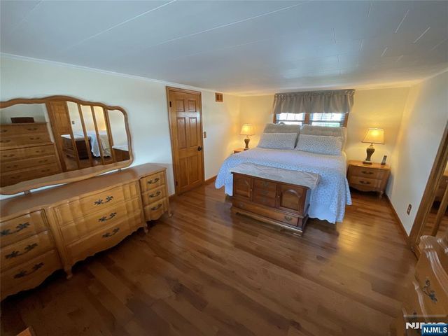 321 Thomas Avenue, Lyndhurst, NJ 07071