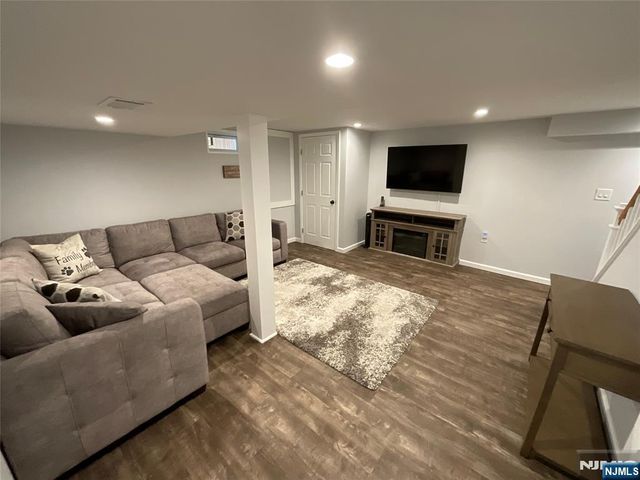 321 Thomas Avenue, Lyndhurst, NJ 07071