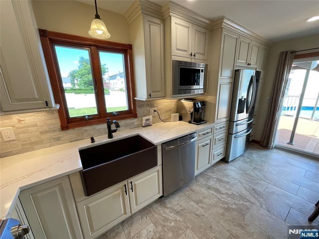 321 Thomas Avenue, Lyndhurst, NJ 07071