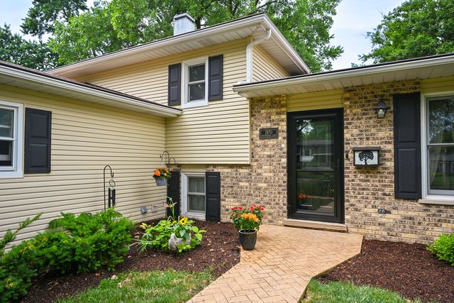 1970 Nottingham Lane, Wheaton, IL 60189