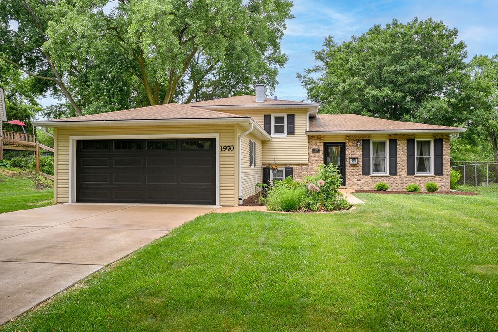 1970 Nottingham Lane, Wheaton, IL 60189