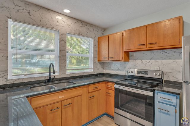 3637 SW 38th ST, Topeka, KS 66610