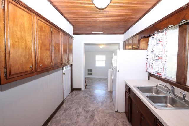 400 Meador Dr, Lafayette, TN 37083