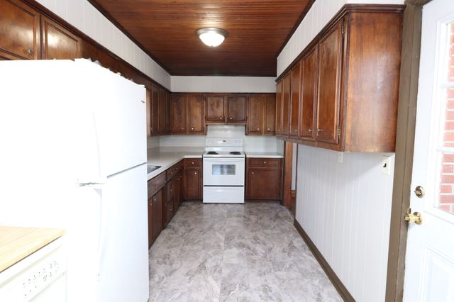 400 Meador Dr, Lafayette, TN 37083