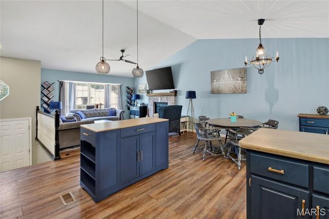 73 Adventura, Festus, MO 63028