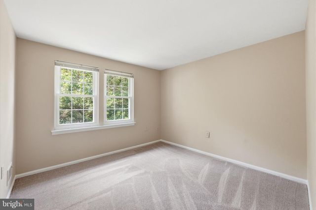 10065 CHESTNUT WOOD LN, Burke, VA 22015