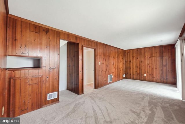 10065 CHESTNUT WOOD LN, Burke, VA 22015