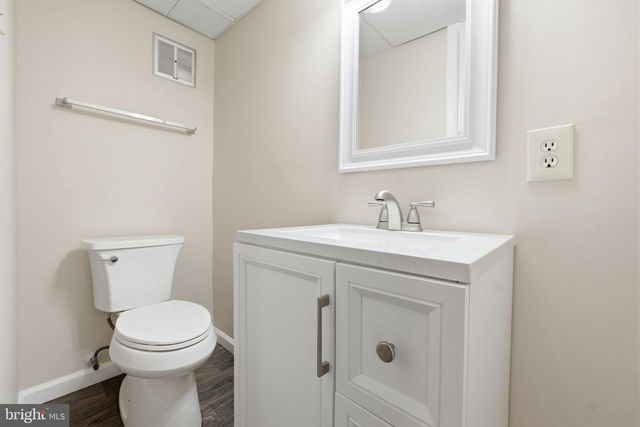 10065 CHESTNUT WOOD LN, Burke, VA 22015