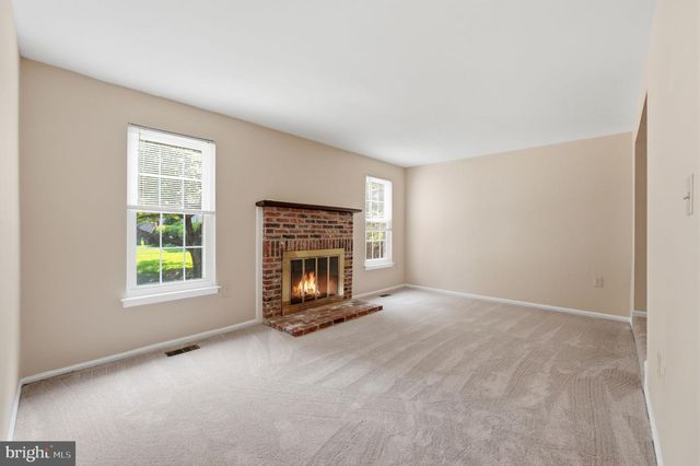 10065 CHESTNUT WOOD LN, Burke, VA 22015