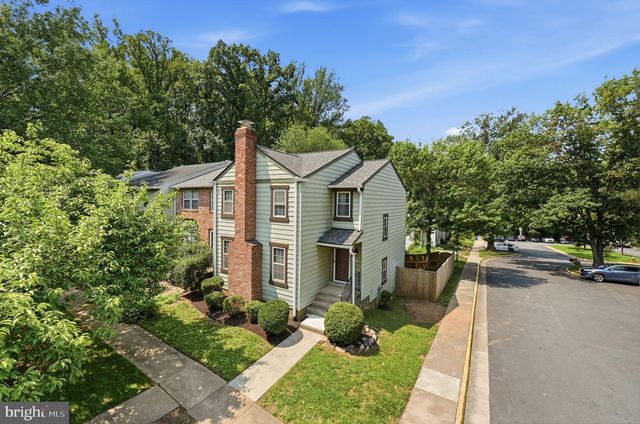 10065 CHESTNUT WOOD LN, Burke, VA 22015