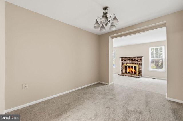 10065 CHESTNUT WOOD LN, Burke, VA 22015