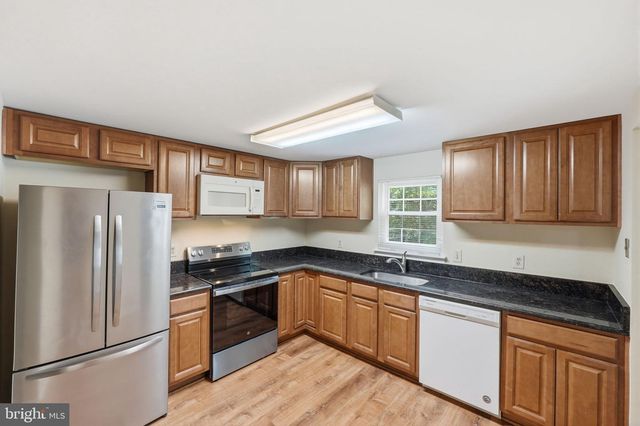 10065 CHESTNUT WOOD LN, Burke, VA 22015