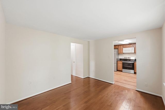 10065 CHESTNUT WOOD LN, Burke, VA 22015
