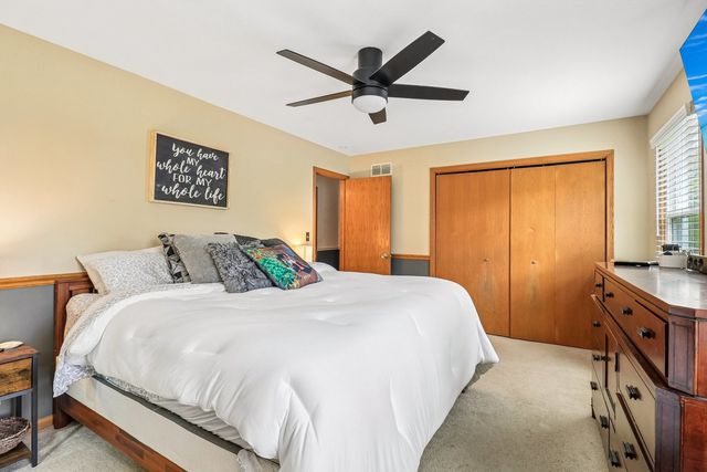 1011 Ridgewood Avenue, Mchenry, IL 60050