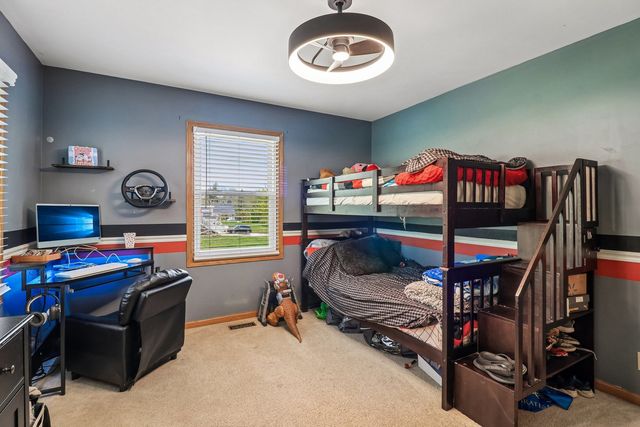 1011 Ridgewood Avenue, Mchenry, IL 60050