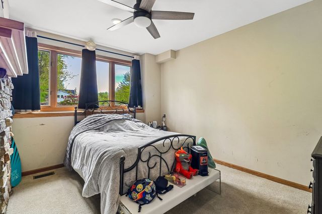 1011 Ridgewood Avenue, Mchenry, IL 60050