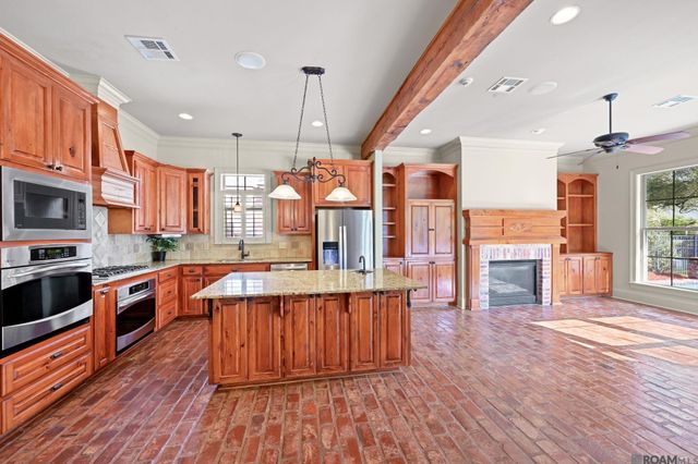 19427 Point O' Woods Ct, Baton Rouge, LA 70809