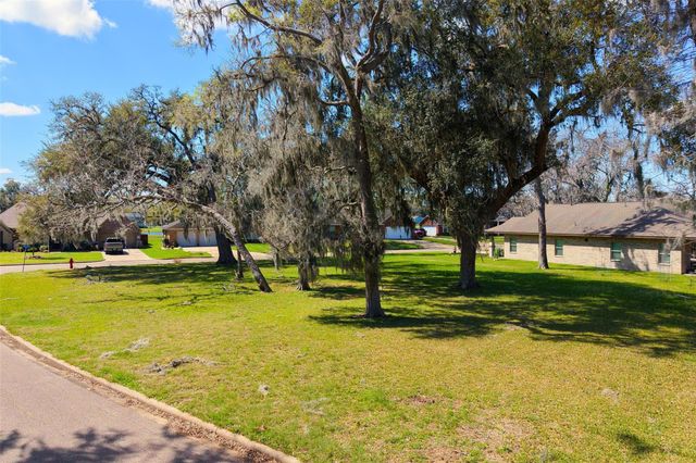 - Wood Haven Drive, West Columbia, TX 77486