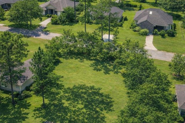 - Wood Haven Drive, West Columbia, TX 77486