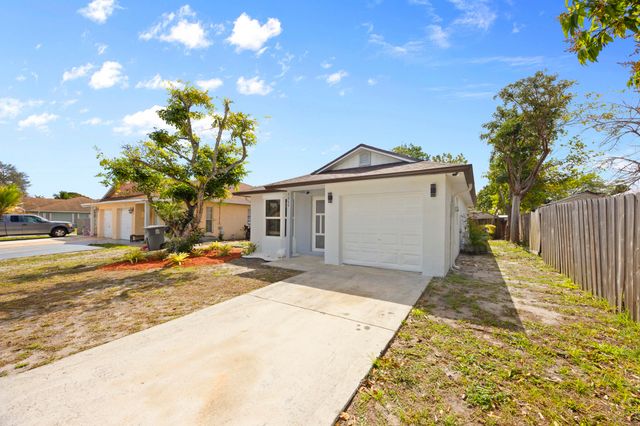 5664 BOYNTON Crescent, Boynton Beach, FL 33437