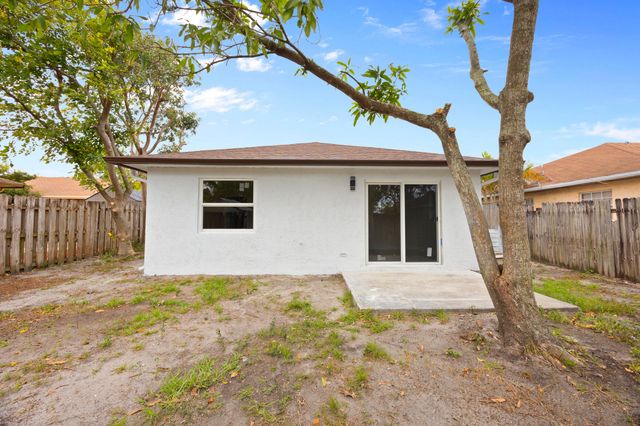 5664 BOYNTON Crescent, Boynton Beach, FL 33437
