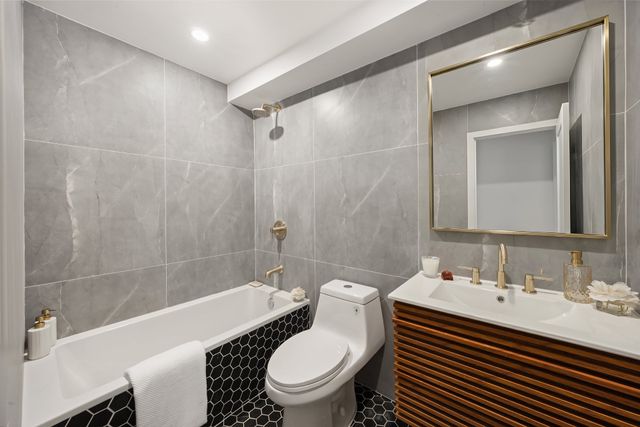 69 CLERMONT Avenue, New York City, NY 11205
