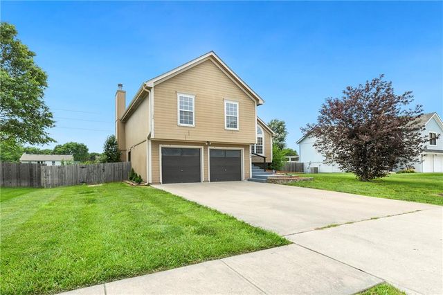 644 SE JONATHON Avenue, Lee's Summit, MO 64063