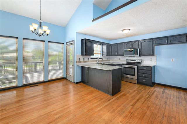 644 SE JONATHON Avenue, Lee's Summit, MO 64063