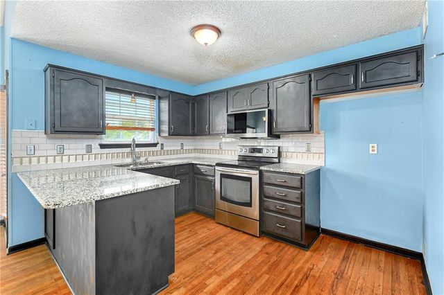 644 SE JONATHON Avenue, Lee's Summit, MO 64063