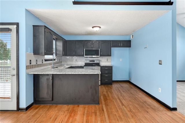 644 SE JONATHON Avenue, Lee's Summit, MO 64063