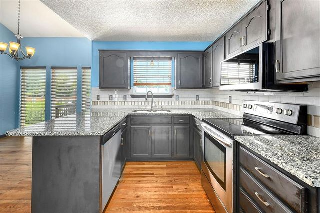 644 SE JONATHON Avenue, Lee's Summit, MO 64063