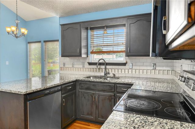 644 SE JONATHON Avenue, Lee's Summit, MO 64063