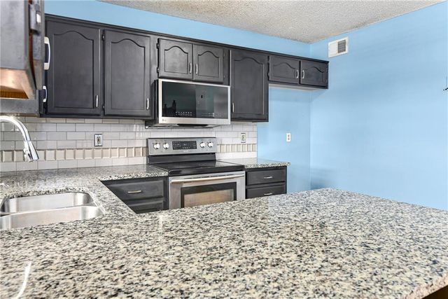 644 SE JONATHON Avenue, Lee's Summit, MO 64063