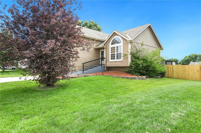 644 SE JONATHON Avenue, Lee's Summit, MO 64063