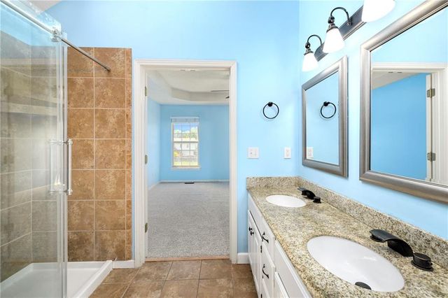644 SE JONATHON Avenue, Lee's Summit, MO 64063