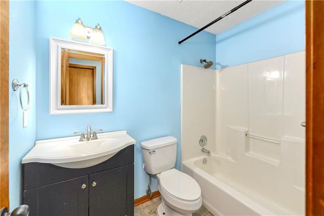 644 SE JONATHON Avenue, Lee's Summit, MO 64063