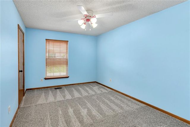 644 SE JONATHON Avenue, Lee's Summit, MO 64063