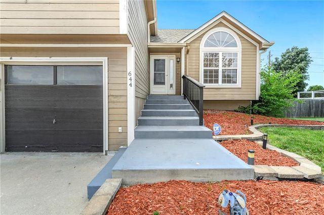 644 SE JONATHON Avenue, Lee's Summit, MO 64063