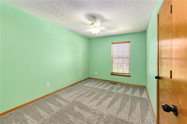 644 SE JONATHON Avenue, Lee's Summit, MO 64063