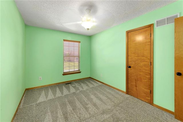 644 SE JONATHON Avenue, Lee's Summit, MO 64063