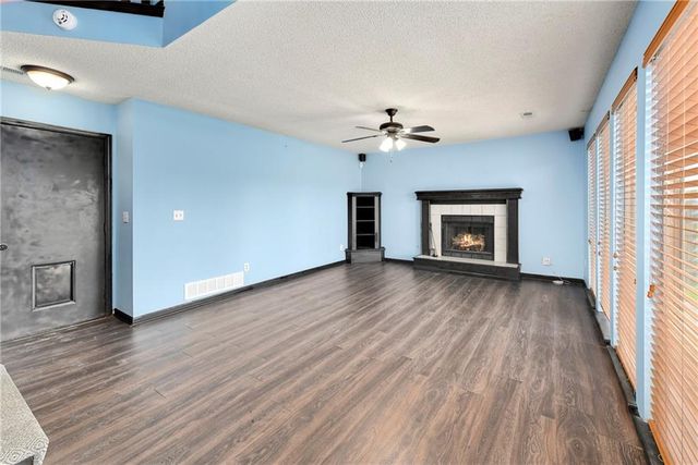 644 SE JONATHON Avenue, Lee's Summit, MO 64063