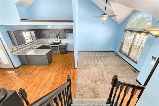 644 SE JONATHON Avenue, Lee's Summit, MO 64063