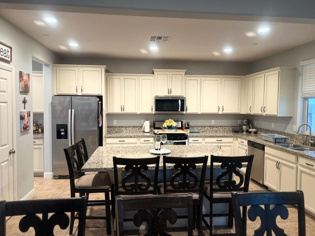 2933 N Hornet Avenue, Fresno, CA 93737