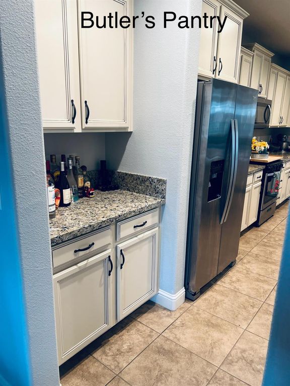 Image 14 of property listing at 2933 N Hornet Avenue, Fresno, CA 93737