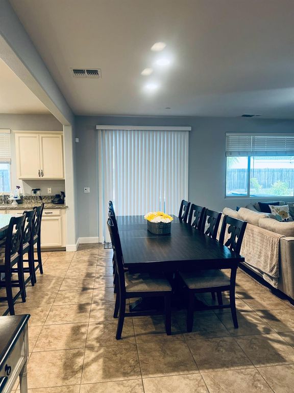 Image 15 of property listing at 2933 N Hornet Avenue, Fresno, CA 93737