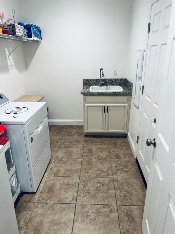 Image 25 of property listing at 2933 N Hornet Avenue, Fresno, CA 93737